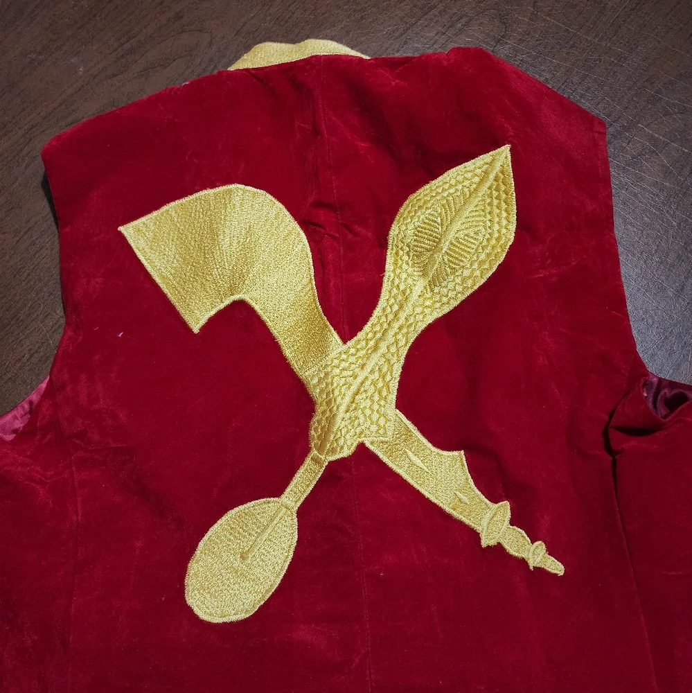 NWOT ... Red Sleeveless Vest / Coat with Gold Trim - Picture 7 of 7